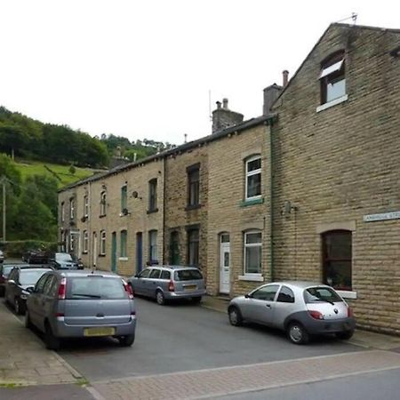 2 Bedroom Victorian Canal Side Terrace House. Hebden Bridge Exterior foto