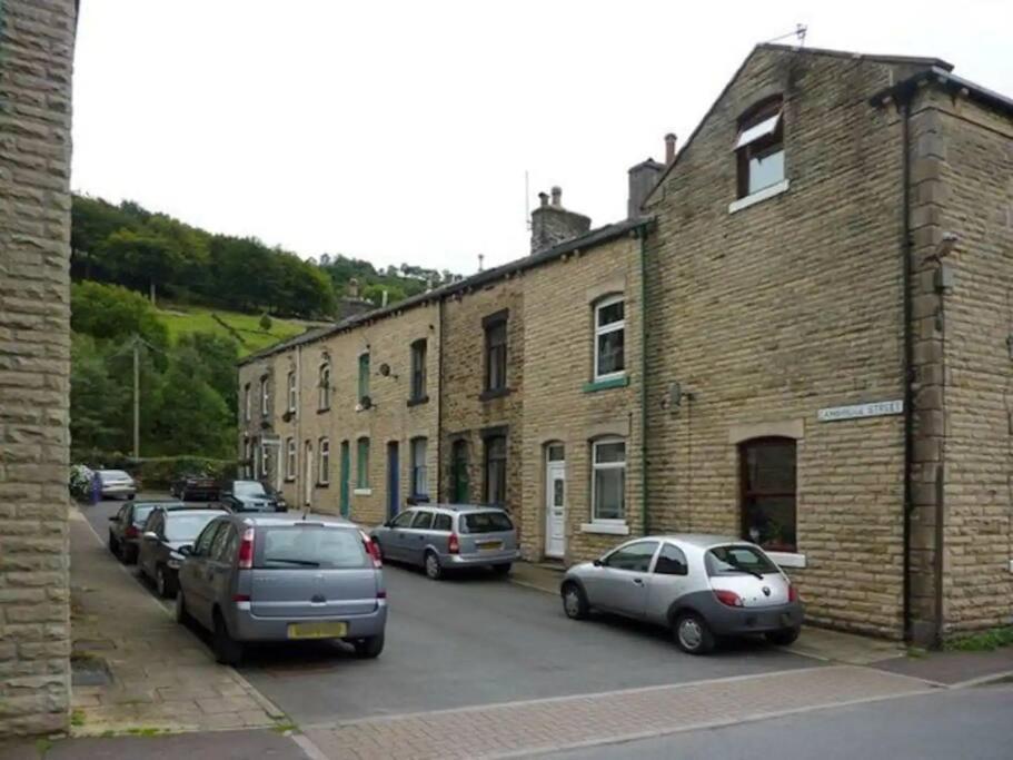 2 Bedroom Victorian Canal Side Terrace House. Hebden Bridge Exterior foto